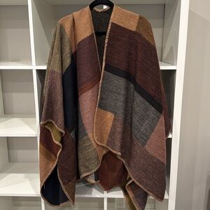 Excellent condition: Geometric pattern poncho